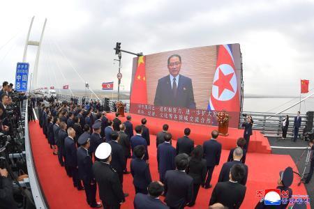 　中朝国境の鴨緑江に架かる「中朝鴨緑江大橋」の開通式で映し出された北朝鮮の朴泰成首相のビデオメッセージ＝１５日（朝鮮通信＝共同）
