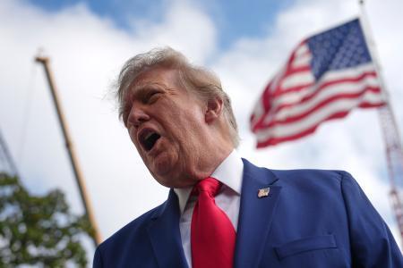 　ホワイトハウスで取材に応えるトランプ大統領＝１６日、ワシントン（ＡＰ＝共同）