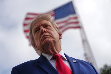 　ホワイトハウスで取材対応するトランプ大統領＝１６日、ワシントン（ＡＰ＝共同）