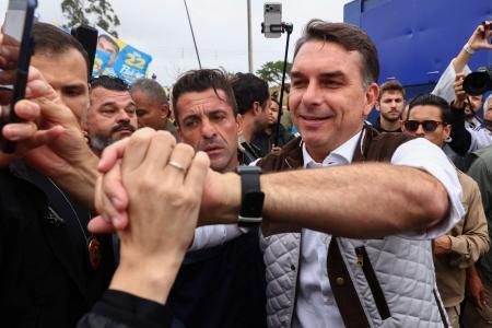 　１４日、ブラジル南部ポルトアレグレで、選挙運動をするフラビオ・ボルソナロ上院議員（ロイター＝共同）