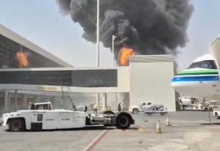 　フーシ派が攻撃を主張したサウジアラビア・リヤドの空港から立ち上る煙（８日公開のソーシャルメディアから、ロイター＝共同）