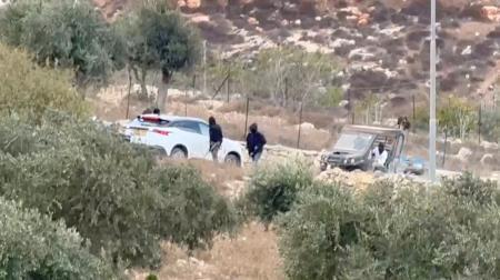 　襲撃された現場に止まる車両＝１７日、ヨルダン川西岸タイベ（Ｅｍａｄ　Ｄｉａｂ提供、ロイター＝共同）