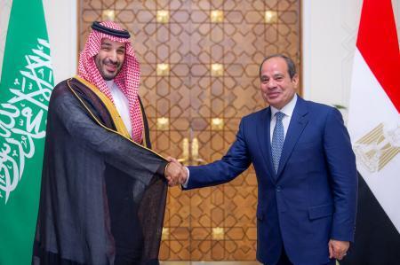 　サウジアラビアのムハンマド皇太子（左）と握手するエジプトのシシ大統領＝９月１５日、カイロ（サウジ王室提供・ロイター＝共同）