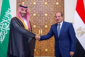 　サウジアラビアのムハンマド皇太子（左）と握手するエジプトのシシ大統領＝９月１５日、カイロ（サウジ王室提供・ロイター＝共同）