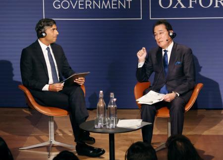 　スナク英元首相（左）と対談する岸田元首相＝１９日、英オックスフォード（共同）