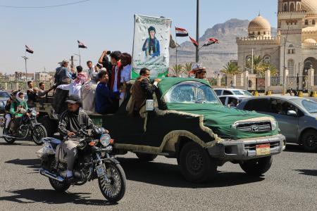 　親イラン武装組織フーシ派関係者の葬列で、車に乗る人たち＝１７日、イエメン・サヌア（ＡＰ＝共同）