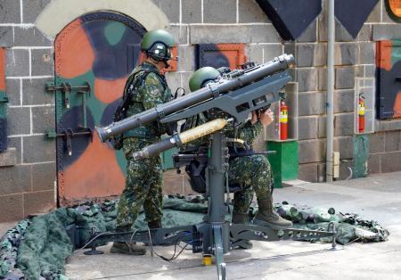 　台湾国防部が澎湖諸島で公開したミサイル射撃の手順を確認する訓練＝２１日（共同）