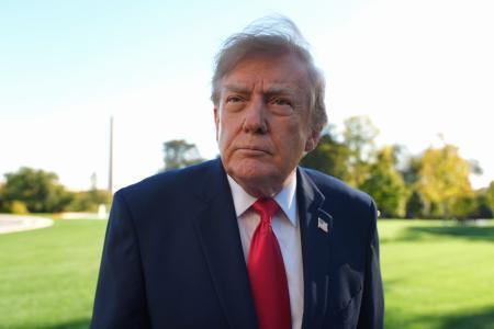 　ホワイトハウスで記者団に語るトランプ米大統領＝２１日、ワシントン（ＡＰ＝共同）