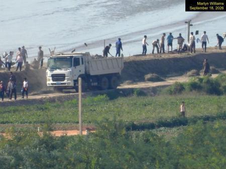 　軍事境界線の北朝鮮側で行われている整備作業＝９月、韓国・金浦市から撮影（３８ノース提供・共同）