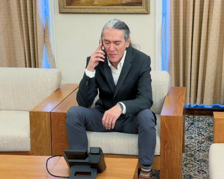 　２２日公表された、電話するキム・エアリスさんの写真＝在英ミャンマー大使館（ミャンマー親軍政権提供、共同）