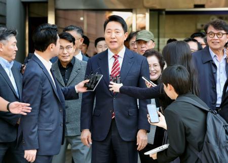 　ソウル高裁で無罪判決を受けた呉世勲ソウル市長＝２３日（聯合＝共同）