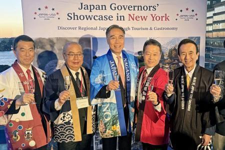 　全国知事会の観光セミナー後のレセプションで、グラスを手にする５県の知事＝２２日、米ニューヨーク（共同）