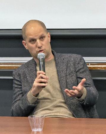 　講演会で話すゲルシコビッチ記者＝２３日、米ニューヨーク（共同）