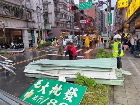 　台風３０号の影響で路上に落下したトタン板＝２３日、台湾北部・新北市（中央通信社・共同）