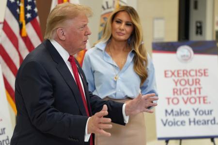 　フロリダ州で期日前投票を終え、報道陣に対応するトランプ大統領とメラニア夫人＝２４日、ウェストパームビーチ（ＡＰ＝共同）