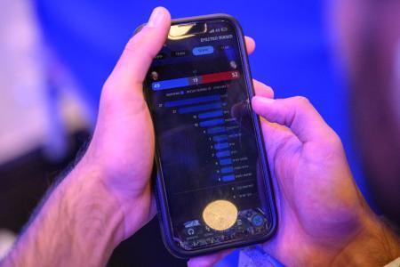 　２８日、イスラエル国会の総選挙の出口調査結果を見る人＝エルサレム（ゲッティ＝共同）