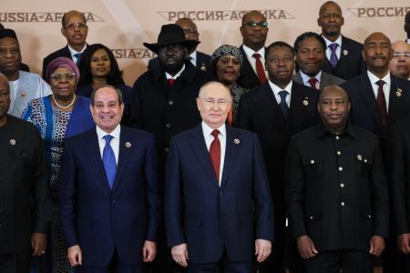 　２９日、「ロシア・アフリカ首脳会議」の本会議に臨むプーチン大統領（前列中央）とアフリカ諸国の首脳ら＝モスクワ（タス＝共同）