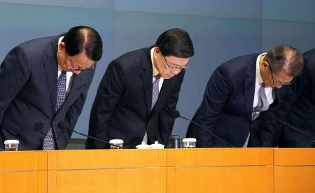 　記者会見で謝罪する香港の李家超行政長官（中央）ら＝２９日、香港（共同）