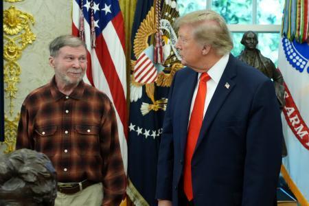 　ロシアが拘束していた米国の元教師スティーブン・ハバード氏（左）と面会したトランプ大統領＝１０月３０日、ワシントンのホワイトハウス（ＡＰ＝共同）