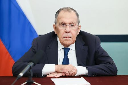 　１０月３０日、米アトランタで記者会見するロシアのラブロフ外相（ロシア外務省提供・共同）