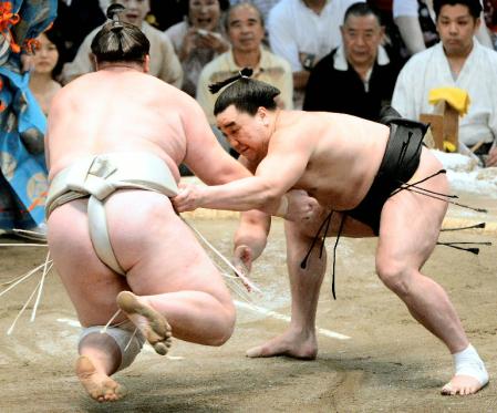 　日馬富士が上手出し投げで把瑠都を破る＝愛知県体育館