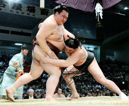 　稀勢の里が寄り切りで日馬富士に敗れる＝愛知県体育館