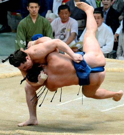 　日馬富士が上手投げで鶴竜を破る＝愛知県体育館