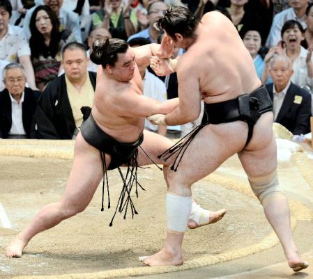 　日馬富士が押し出しで琴欧洲を破る＝愛知県体育館