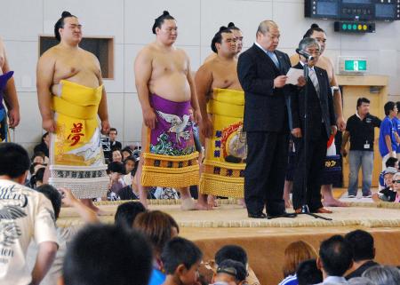 　東日本大震災の被災地復興支援を目的にしたイベントで、土俵に立つ横綱白鵬（左から２人目）ら