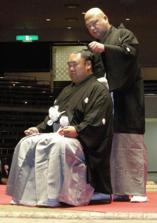 　断髪式で藤島親方（右）にハサミを入れられる元剣武の宮本氏