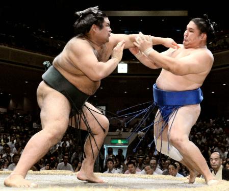 　高安が突き出しで朝赤龍を破る＝両国国技館