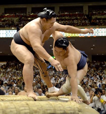 　旭天鵬（左）は大道を寄り倒し全勝キープ