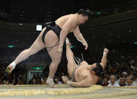 　豊ノ島（右下）を外掛けで下し９連勝となった日馬富士＝両国国技館（撮影・開出　牧）