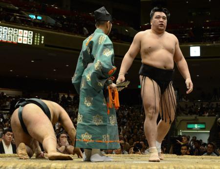 　下手投げで高安を下し全勝をキープした日馬富士（右）