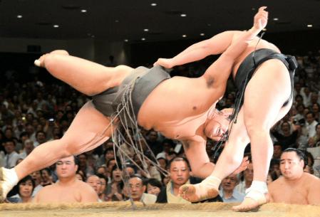 　隠岐の海を上手投げで投げる日馬富士（右）。微妙な判定に物言いがつくも、日馬富士の勝ちとなる（撮影・吉澤敬太）