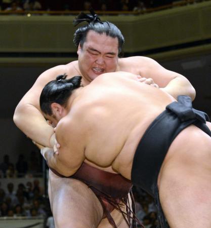 　稀勢の里（奥）は安美錦に敗れ２敗目を喫した（撮影・吉澤敬太）