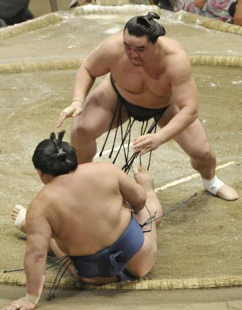 　日馬富士が突き倒しで豪栄道を下す＝両国国技館