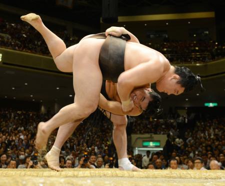 　白鵬（上）を下手投げで破り、全勝優勝を決めた日馬富士（撮影・西岡　正）