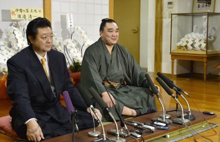 　伊勢ケ浜親方（左）の綱（右奥）の前で会見する日馬富士（撮影・田村亮介）　