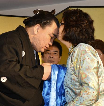 　母・ジャガマルスレンさんにおでこにキスされる日馬富士（撮影・岡本好太郎）