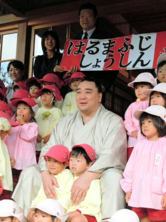 幼稚園児から横綱昇進を祝福される日馬富士