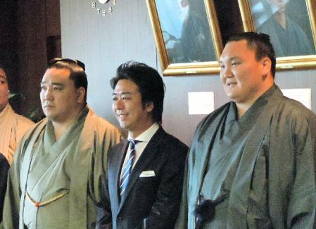 記念撮影する（右から）横綱・白鵬、高島宗一郎市長、横綱・日馬富士