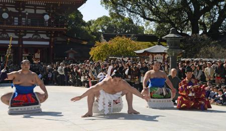 　太宰府天満宮の奉納土俵入りで、不知火型のせり上がりを見せる日馬富士