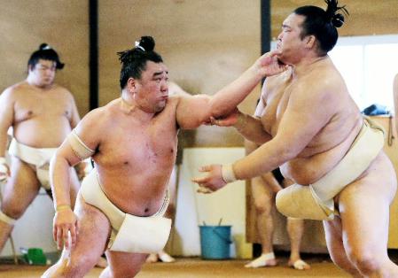 　出稽古で大関稀勢の里（右）を攻める横綱日馬富士＝福岡市東区の鳴戸部屋宿舎