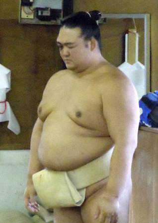 　亡くなった先代親方に黙とうを捧げる稀勢の里