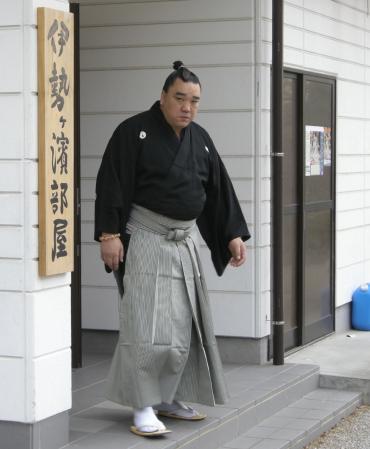 　部屋の行事に出席するため宿舎を出発する日馬富士（撮影・山本鋼平）