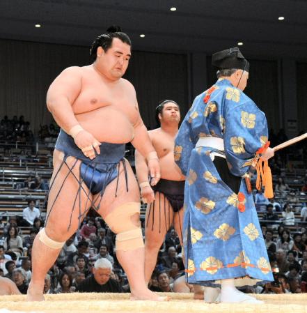 　栃煌山（中央奥）にすくい投げで敗れた琴奨菊（撮影・栗木一考）