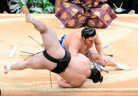 日馬富士（左手前）を小手投げで破る隠岐の海＝福岡国際センター（撮影・栗木一考）