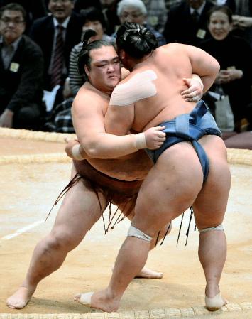 　稀勢の里が寄り切りで豊真将を破る＝福岡国際センター