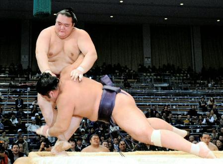 　稀勢の里が突き落としで栃煌山を破る＝福岡国際センター